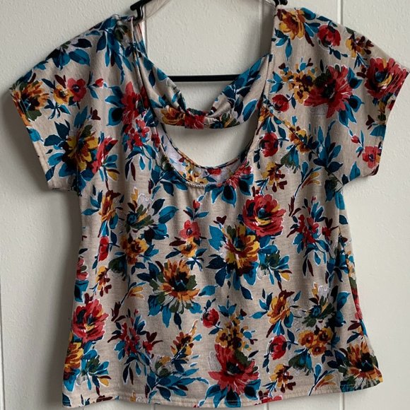 Full Tilt Scoop Neck & Back T-Shirt with Floral Pattern & Back Strap Detailing - Picture 3 of 5